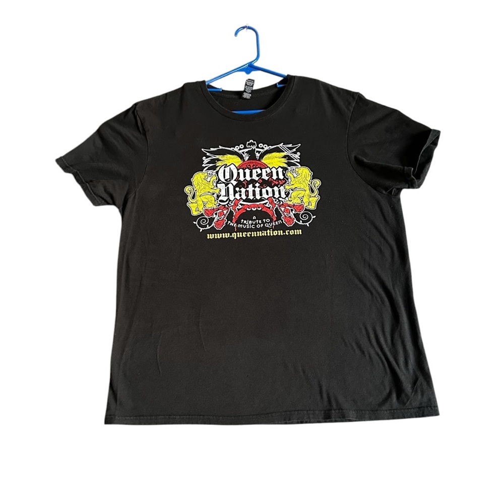 DIST RICT MENS TRIBUTE TO THE MUSIC OF QUEEN BLACK GRAPHIC T-SHIRT SZ XL